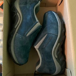 Boys size 10.5 Merrell Slip In’s Navy